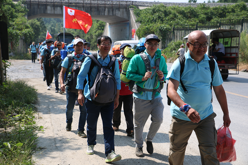 行進路中(1)_副本.jpg 行進路中(1)_副本.jpg