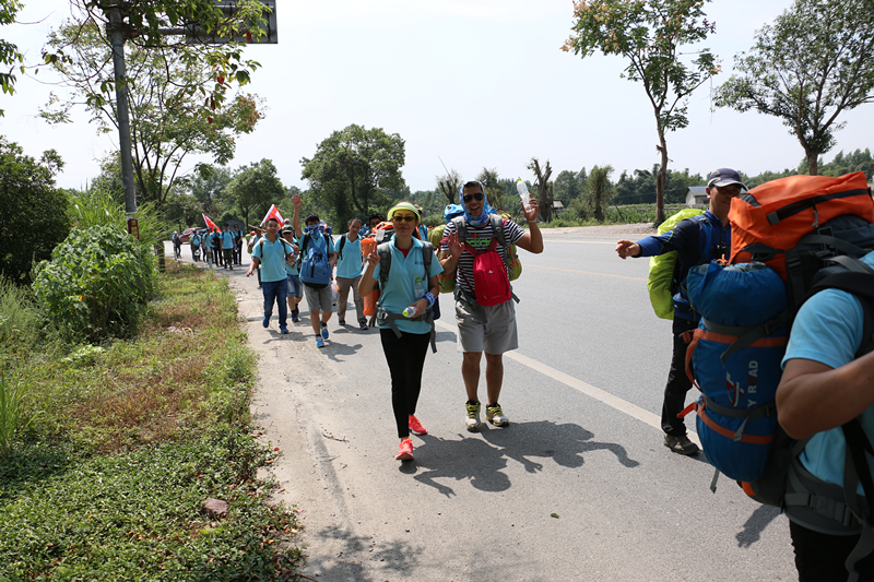 行進路中(2)_副本.jpg 行進路中(2)_副本.jpg